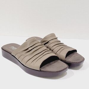 Munro Kala Womens Khaki Tumbled Leather Sandals Size 9.5 M Slip On Wedge Slides